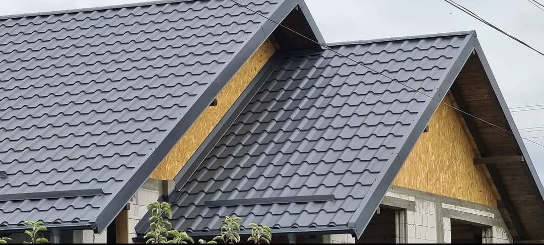 Acoperiș metalic montat profesional în Chișinău, Moldova — țiglă metalică roșie pe casă modernă